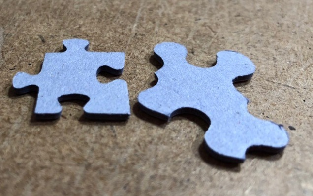 Сравнение с обратной стороны. Кроме размера и формы — никаких отличий. Сравнение с обратной стороны. Кроме размера и формы — никаких отличий.