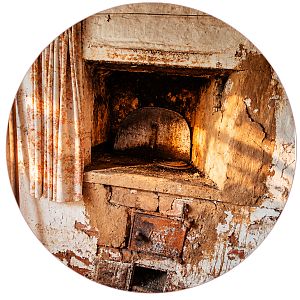 Пазл Алма деревянный круглый 142 детали. Домик в деревне. Старая печка